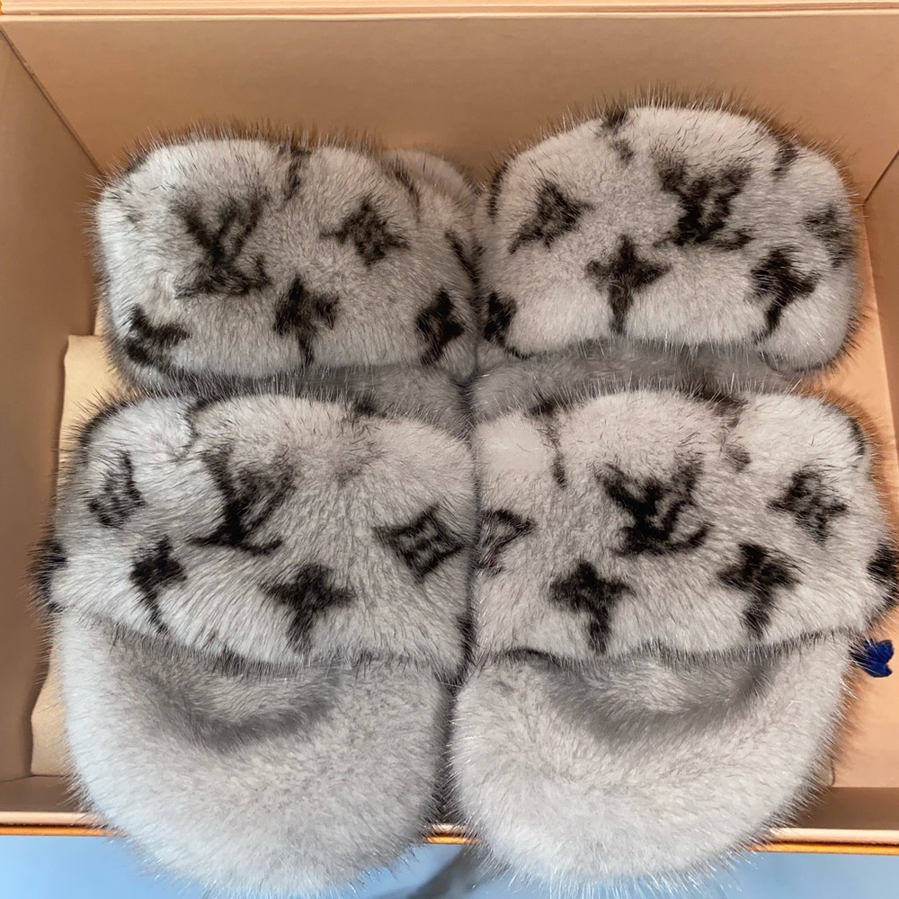 ******SOLD******NEW Louis Vuitton Mink Bom Dia Sandals